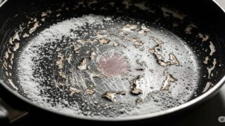 塩でテフロンのフライパンが復活って本当？驚きの再生法を調べてみた