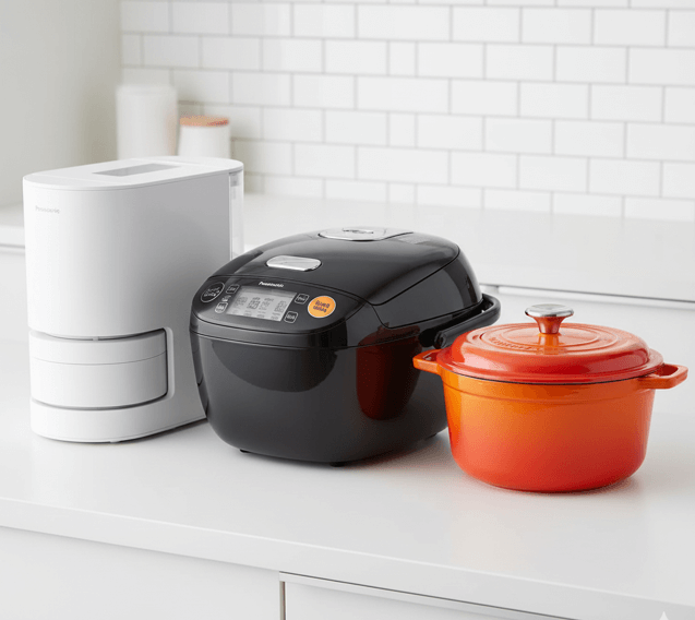 パナソニックの自動計量IH炊飯器SR-AX1（左）と、一般的な多機能圧力IH炊飯器、鋳物ホーロー鍋型炊飯器を並べた比較画像。形状やデザインの違いが一目でわかる。