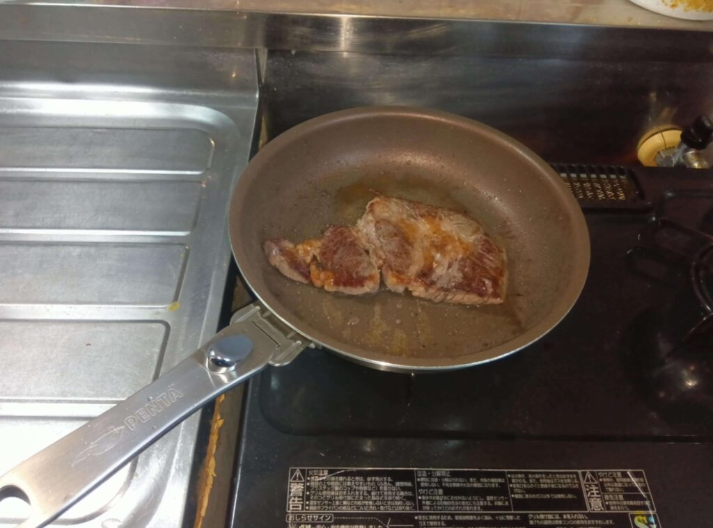 半年間毎日使ったPENTAでステーキを焼いている様子