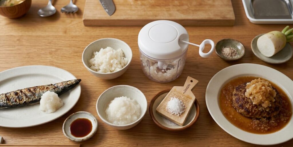 ぶんぶんチョッパーで刻んだ粗めの大根おろし風と、普通のおろし器で作った大根おろしを料理別に比較している様子