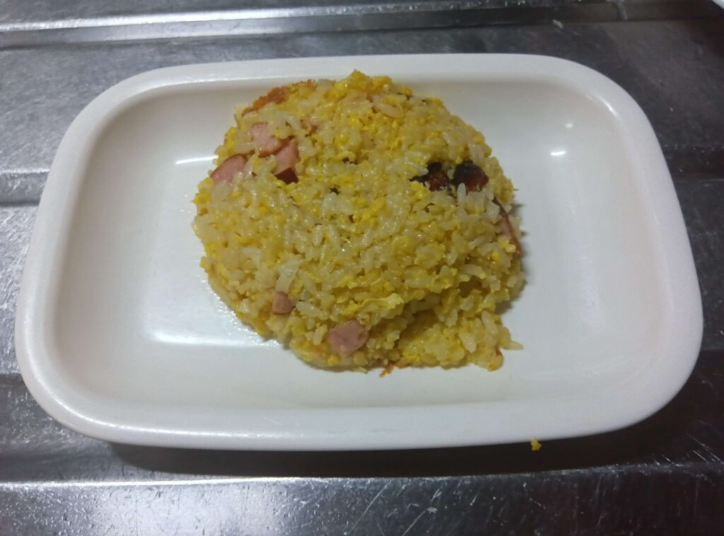オートクッカービストロで作って皿に盛り付けたチャーハン
