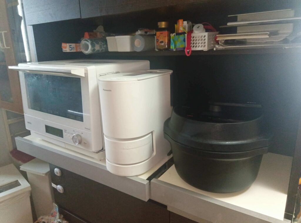 電子レンジや炊飯器と並べて設置したオートクッカー ビストロ