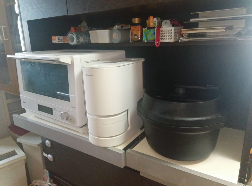 電子レンジと炊飯器の隣に常設したオートクッカービストロNF-AC1000