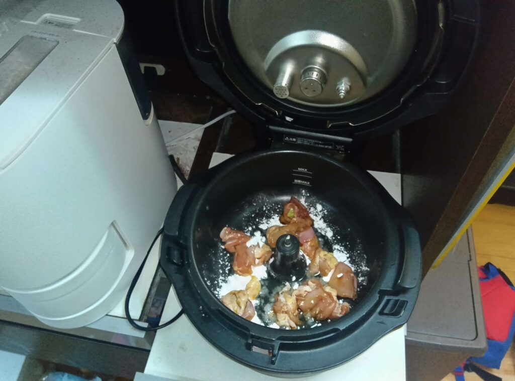 調理前の鶏肉と片栗粉が入ったオートクッカービストロの内なべ