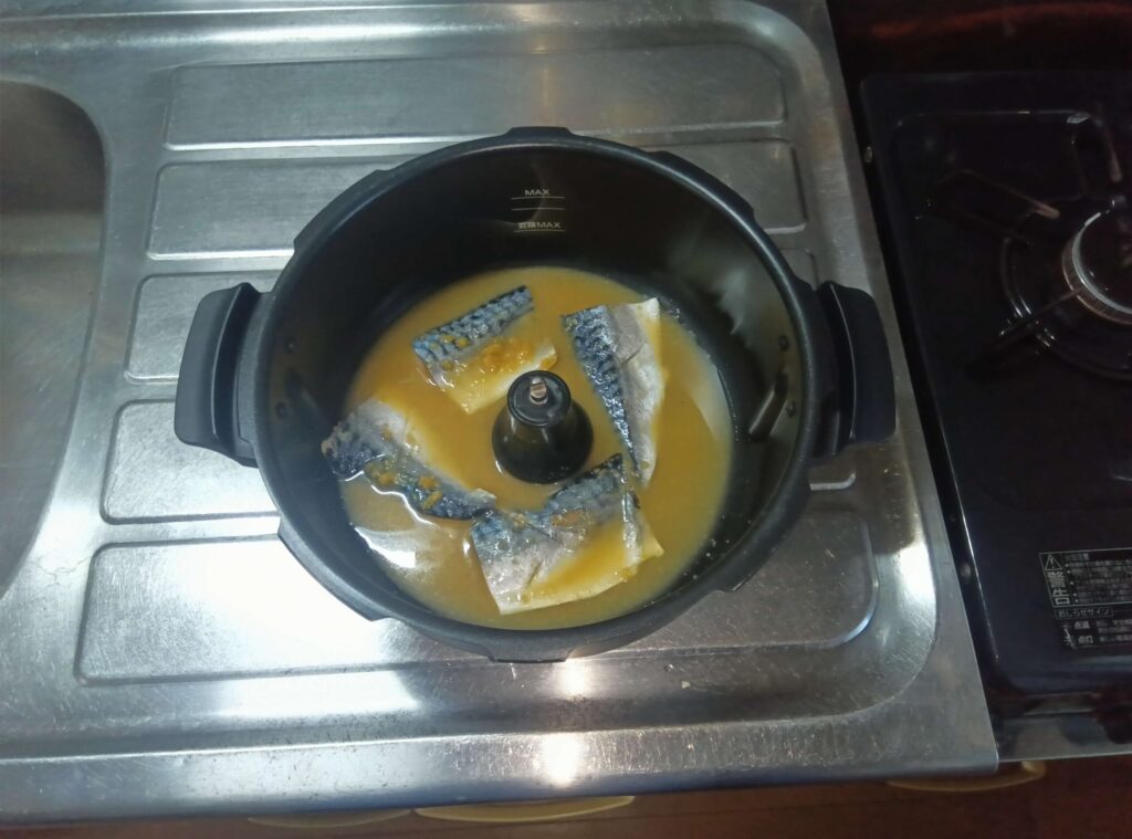 オートクッカービストロで調理する前のさばの味噌煮