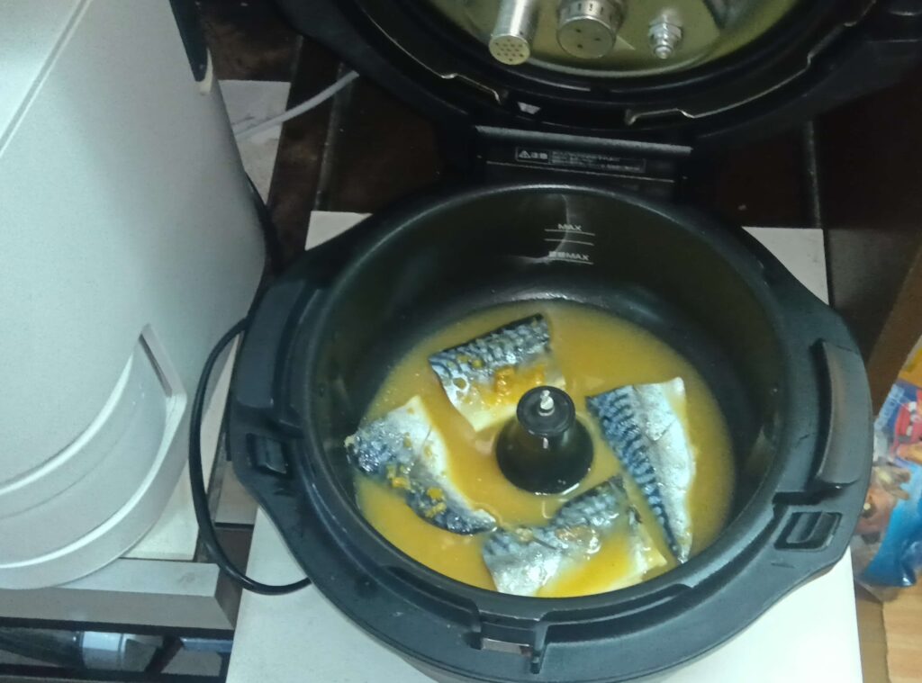 オートクッカービストロの内なべに入れた調理前のさばの味噌煮