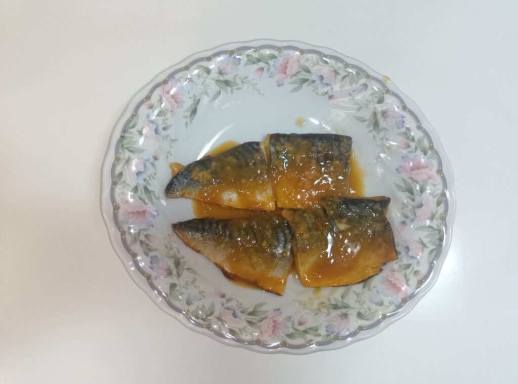 オートクッカービストロで作ったさばの味噌煮を皿に盛り付けた様子