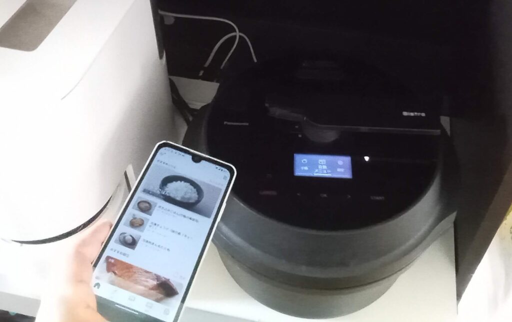 オートクッカービストロとキッチンポケットアプリのレシピ画面を連携している様子