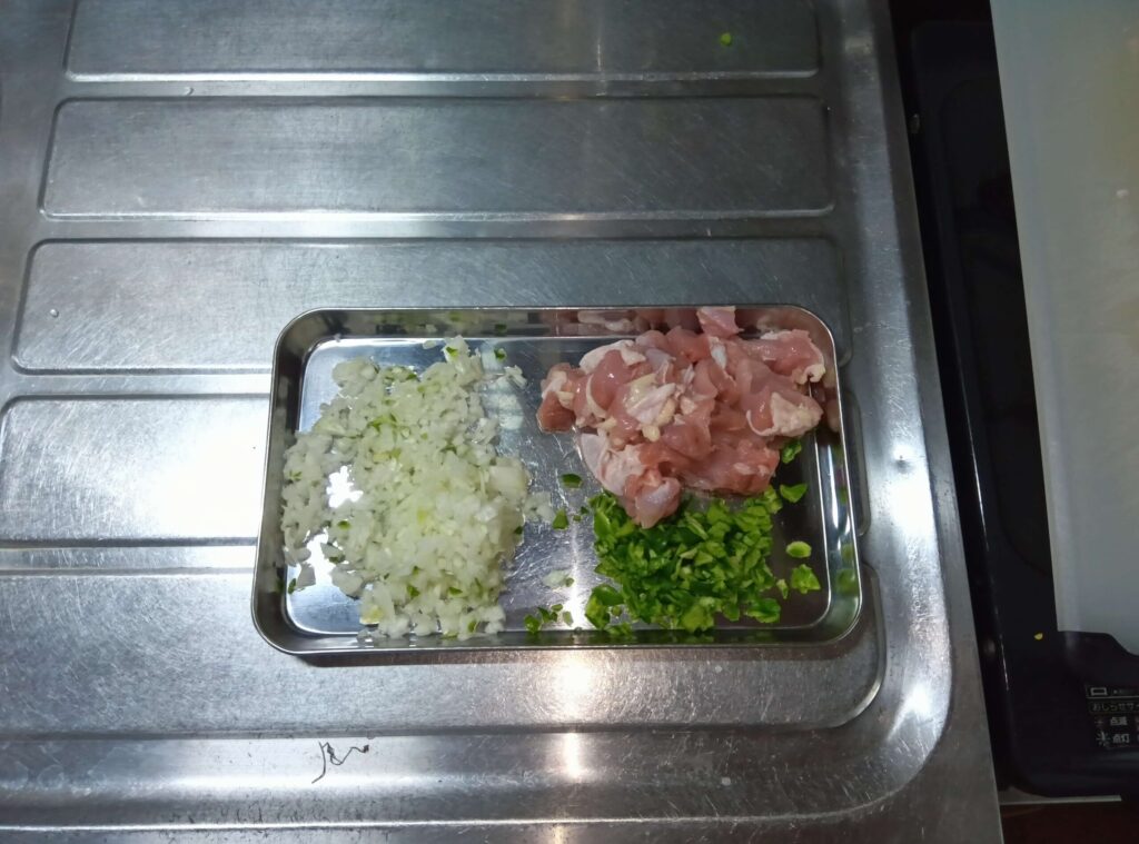 オートクッカービストロでチキンライスを作るために切った鶏肉と野菜