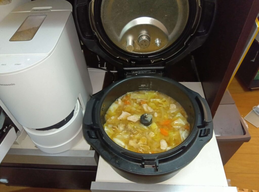 オートクッカービストロNF-AC1000で作った野菜と肉の煮込み料理の最大量