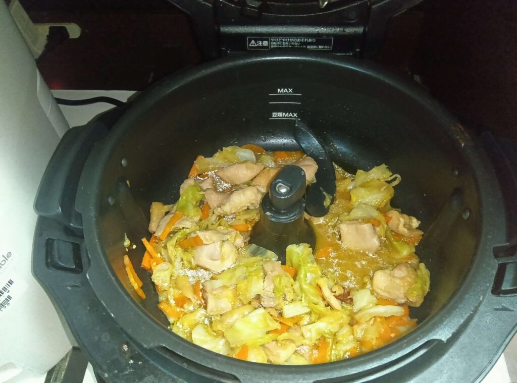 オートクッカービストロで作った鶏肉、キャベツ、にんじん入りの鶏ちゃん
