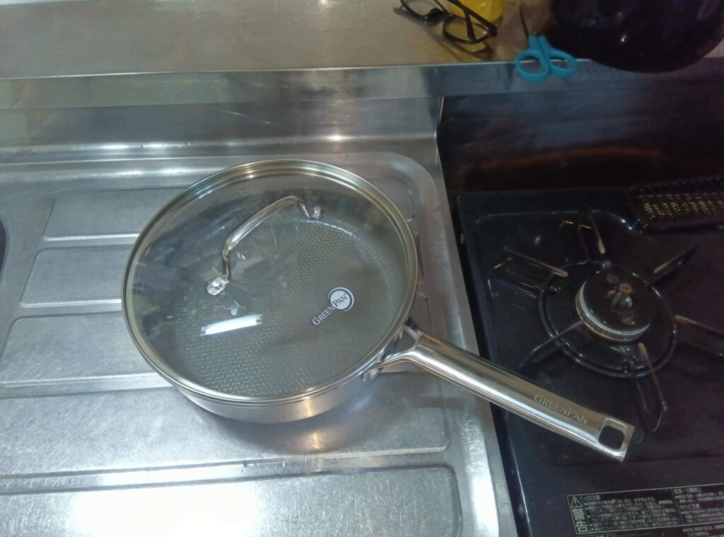 ガラス蓋をセットしたグリーンパン エーペックス 深型フライパン24cm