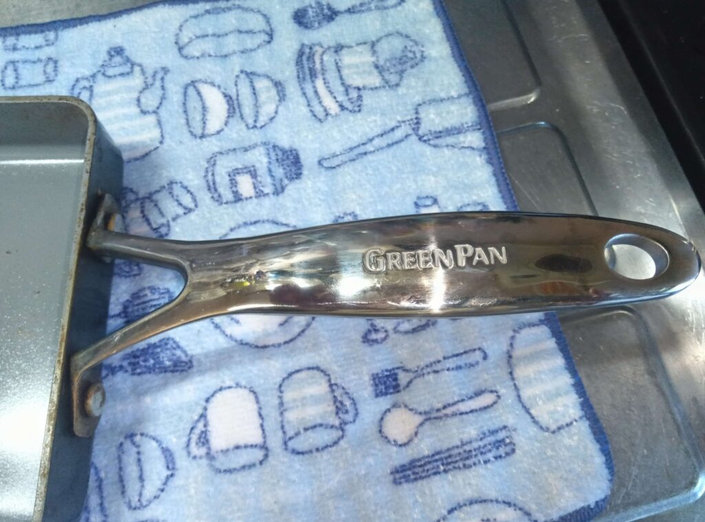 グリーンパン ヴェニス プロ エッグパンのハンドルとGREENPANロゴ